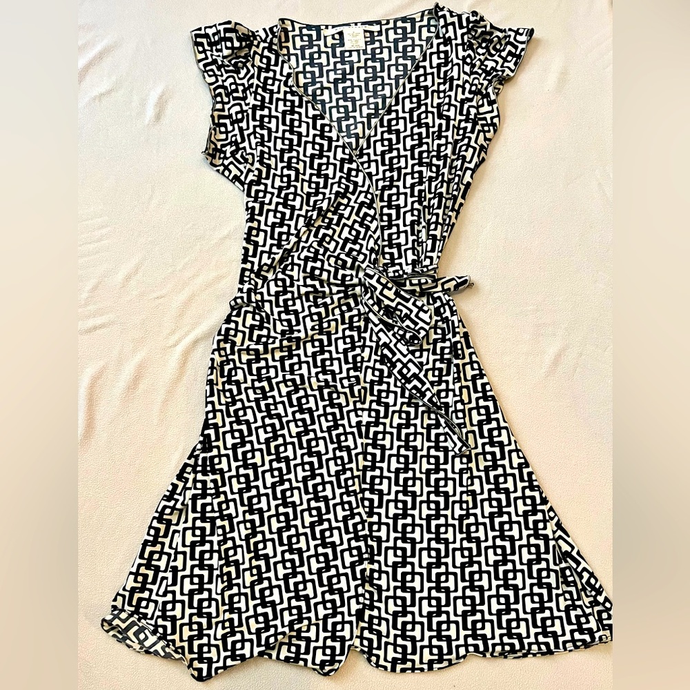 Vintage Max Studio Black and Off-White Abstract Chain Print Wrap Dress